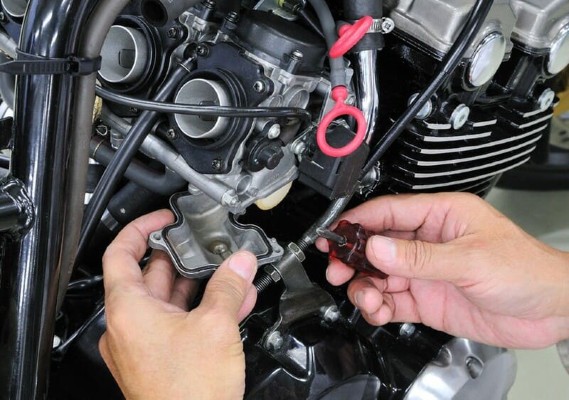 Cách tự nhận biết và kiểm tra sự cố khi gặp tình trạng xe máy đang đi bị hụt ga và chết máy