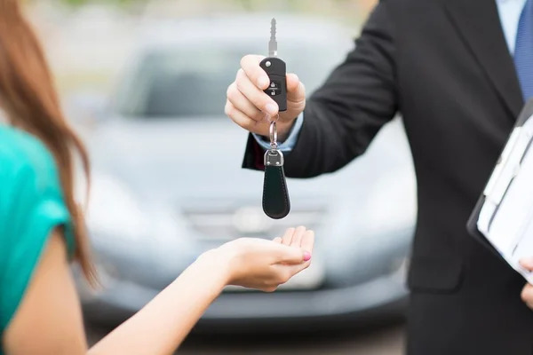 Các lưu ý quan trọng khi mua bán xe và sang tên cà vẹt