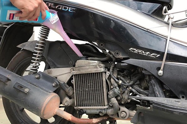 Các dấu hiệu nhận biết xe tay ga cần thay nhớt sớm
