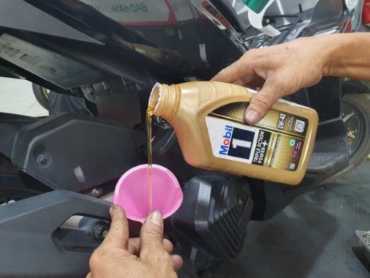 Hướng dẫn thực tế thay nhớt xe tay ga đúng chuẩn