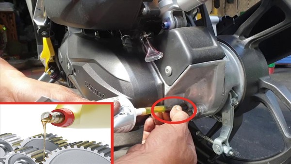 Thay nhớt hộp số (nhớt láp) xe tay ga